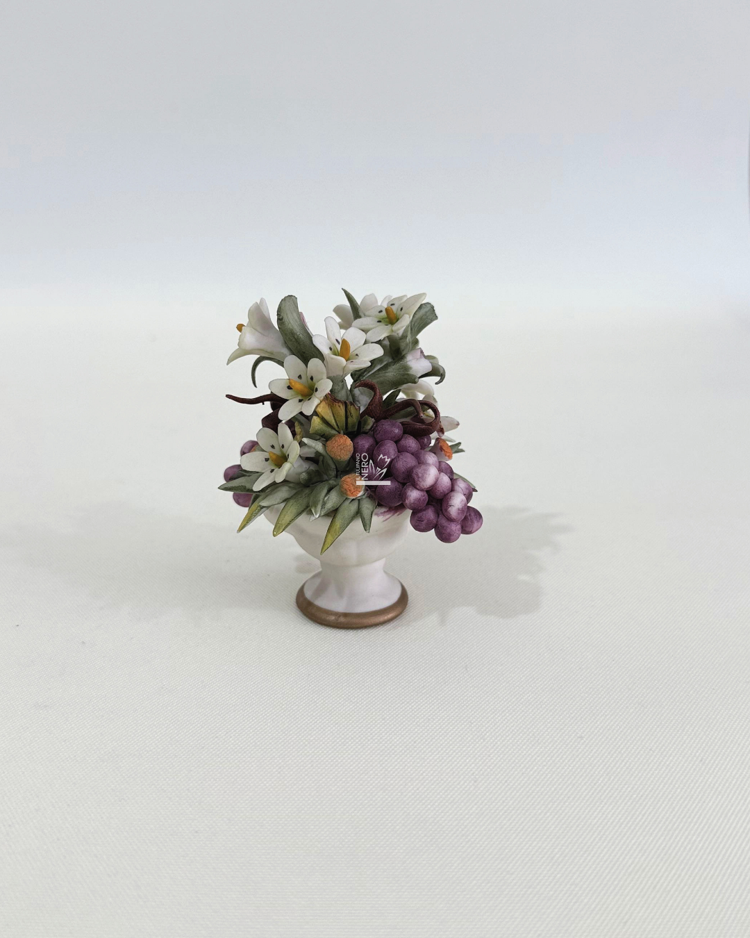 Vasetto con Fiori Bianchi e Uva | Capodimonte