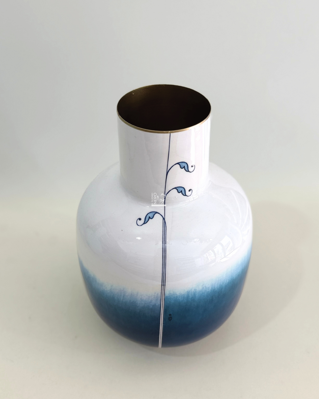 Vaso Amphora in Metallo Bianco e Blu