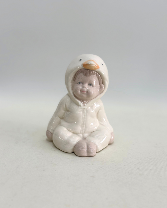Bimbo Seduto con Tuta da Pulcino | HERVIT Creations