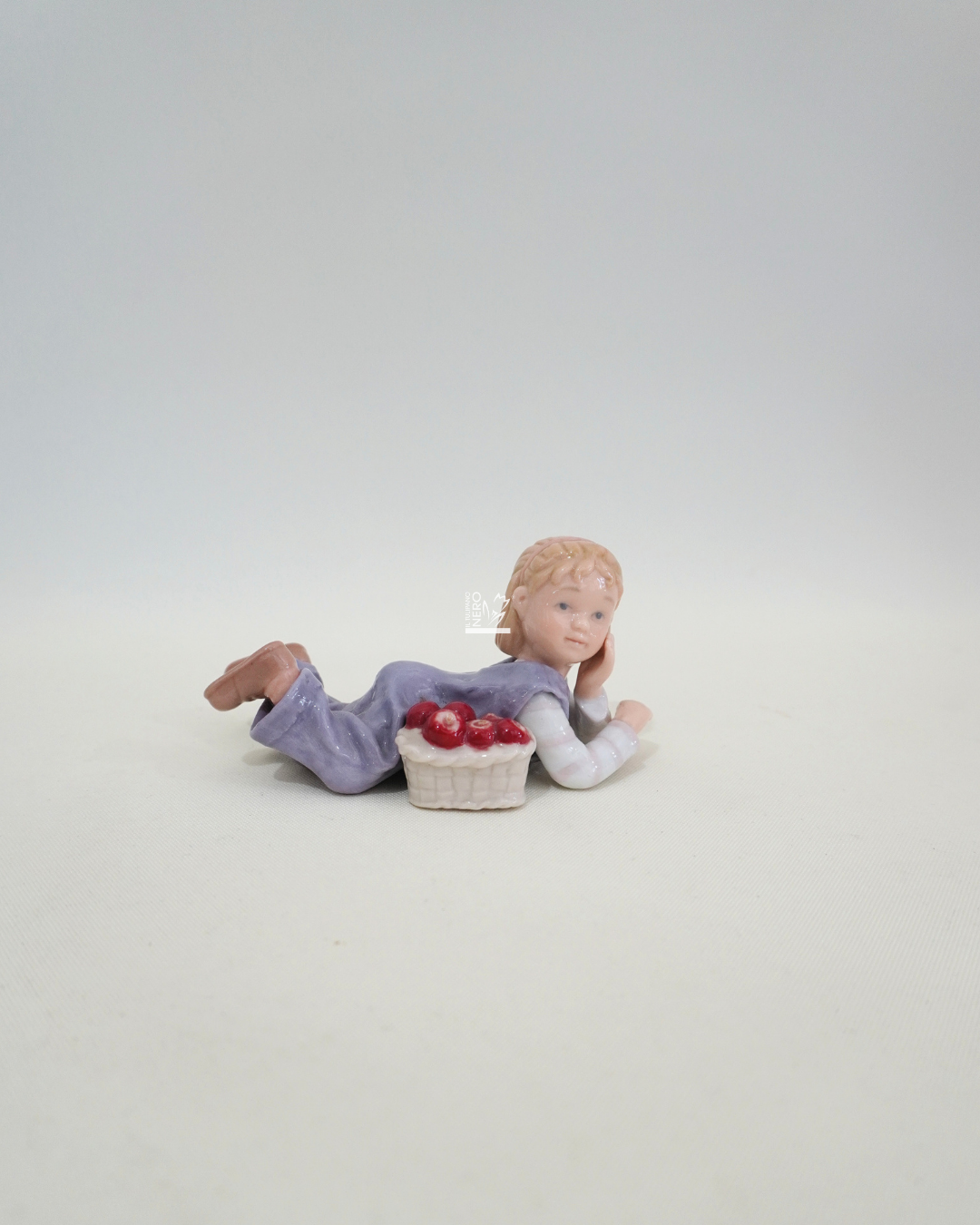 Bambina Sdraiata | Royal Class-HERVIT